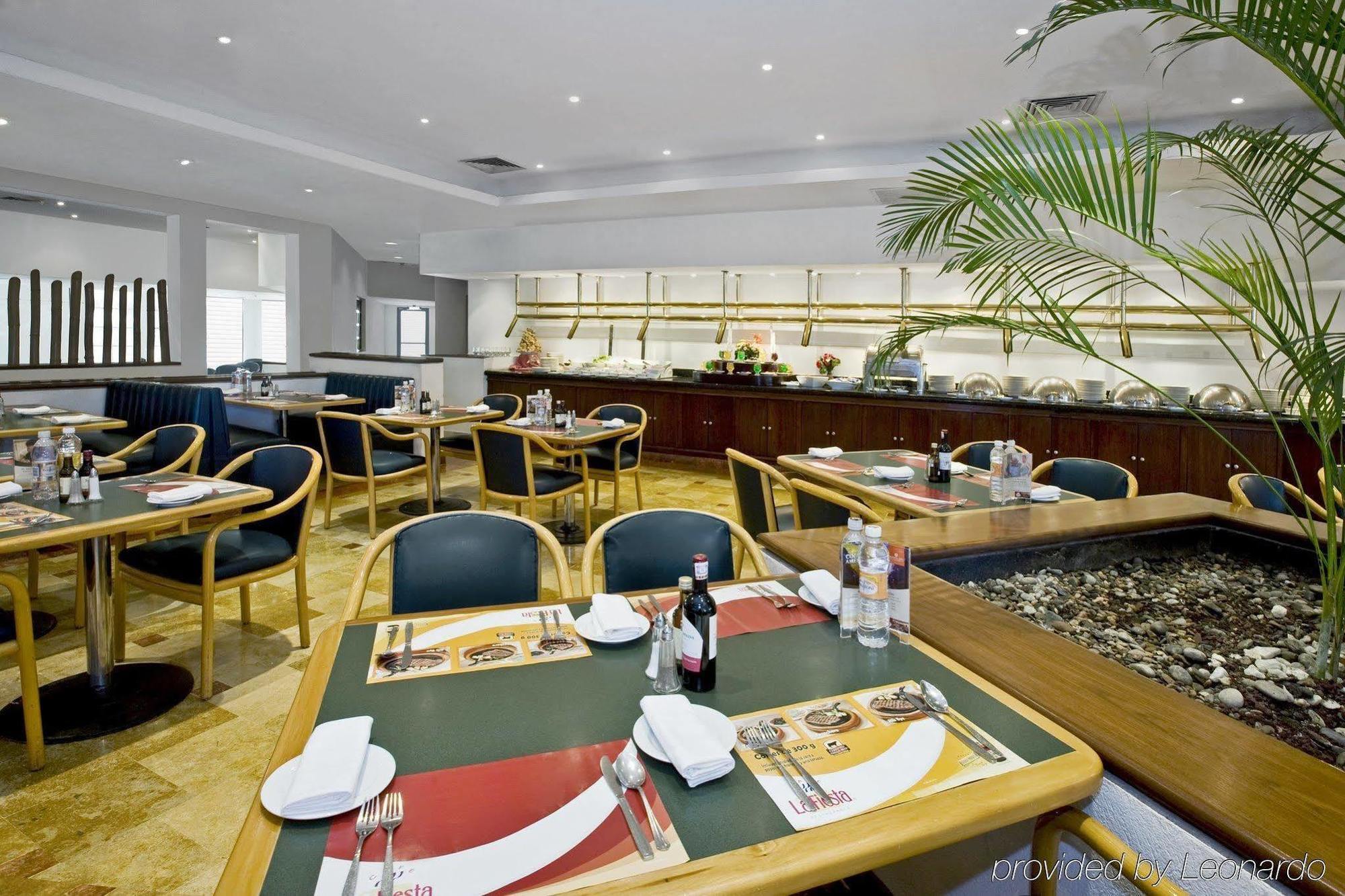 Fiesta Inn Monterrey la Fe San Nicolás de los Garzas Restaurante foto